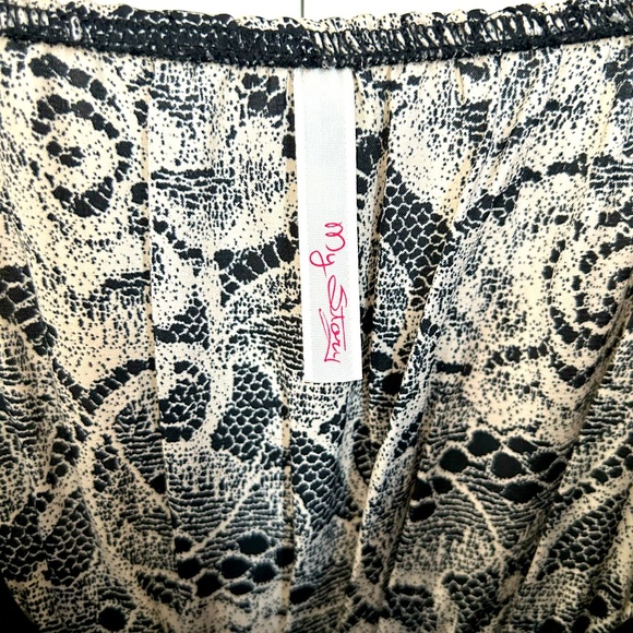 Women’s Black Bodycon Dress with Cream Lace Print Peplum - Size Medium - Picture 4 of 7